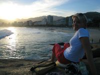 Charlotte nyder solnedgangen over Ipanema