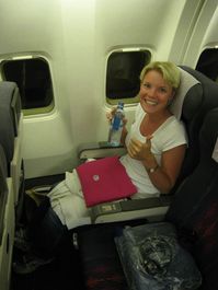 Charlotte smugler vand ombord p flyet